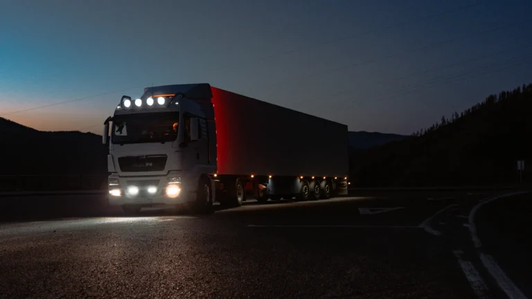 Camion-de-transport-nuit copie