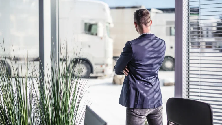 Gestionnaire de flotte observant son parc