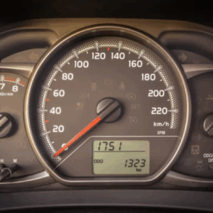 suivi-kilometrage-gestion-flotte.png Tableau de bord affichant le kilométrage d’un véhicule, illustrant le suivi des kilomètres en gestion de flotte.