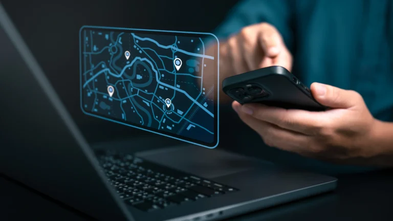 un homme tenant un téléphone qui lui donne accès aux informations de géolocalisation des véhicules