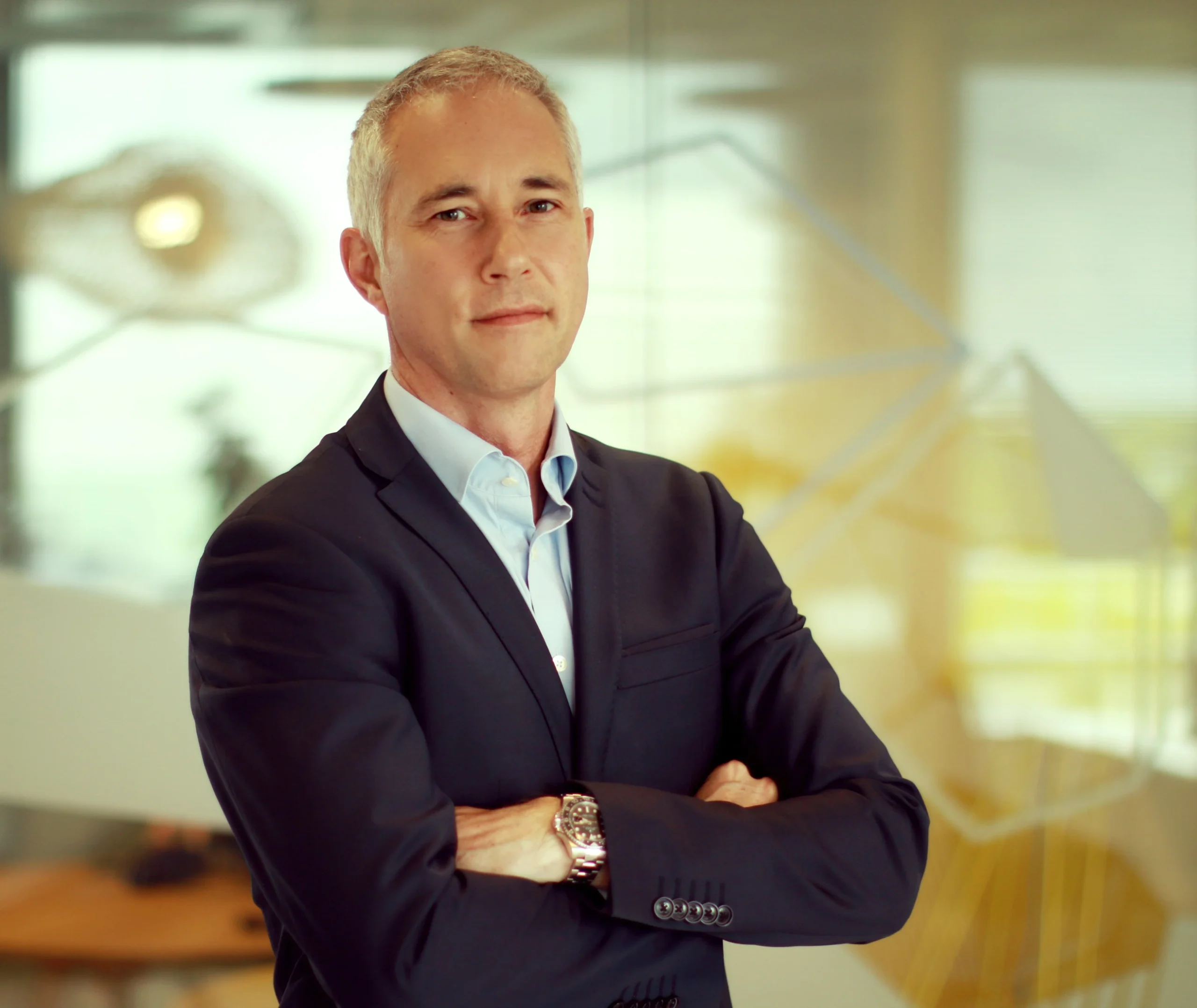 portrait-dirigeant-ocean-orange-business.webp Portrait professionnel d’un dirigeant d’entreprise en costume dans un bureau moderne.