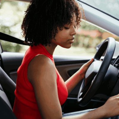 enjeux-autopartage-collectivites-locales-mobilite-partagee.png Conductrice utilisant un véhicule en autopartage, illustrant les enjeux de l’autopartage pour les collectivités locales et la mobilité durable.