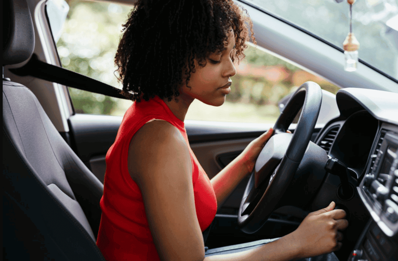 Conductrice utilisant un véhicule en autopartage, illustrant les enjeux de l’autopartage pour les collectivités locales et la mobilité durable.