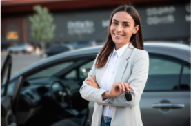 Femme d’affaires souriante tenant les clés d’un véhicule d’entreprise, illustrant les solutions d’autopartage et de covoiturage proposées par Océan.