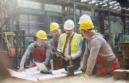 Équipe de chantier dans le secteur du BTP utilisant des outils numériques pour assurer la qualité et la sécurité grâce à la télématique embarquée Océan.