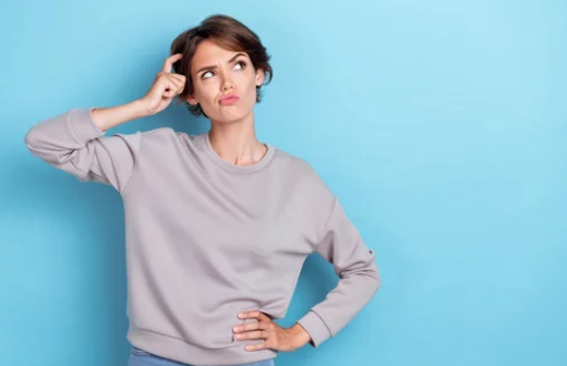 responsable-strategie-pilotage-ocean.png Femme pensive illustrant le rôle de Responsable Stratégie & Pilotage et la prise de décision stratégique.