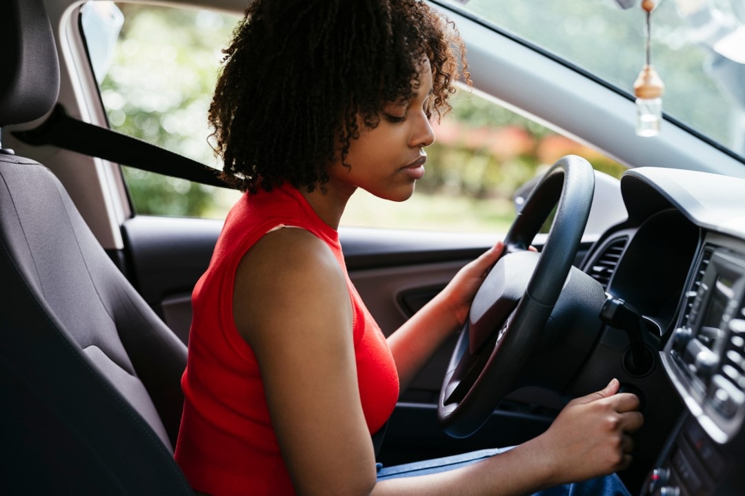 conductrice-demarrage-vehicule-flotte-ocean.webp Conductrice démarrant son véhicule, illustrant la sécurité et la gestion des flottes automobiles.