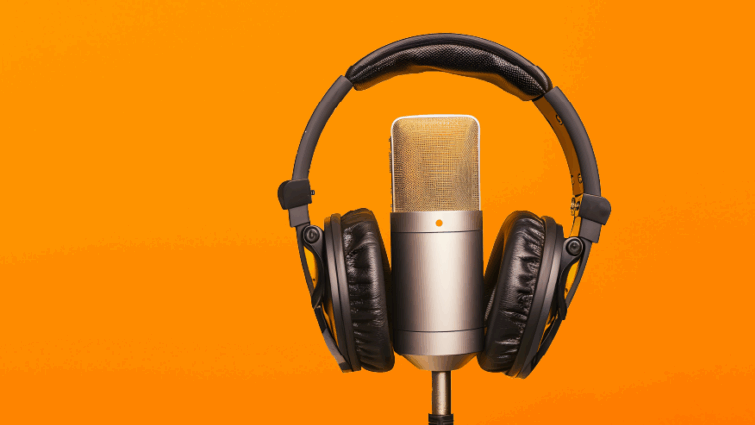 Micro et casque audio sur fond orange, illustrant le podcast “Une minute pour comprendre l’autopartage” par Océan.