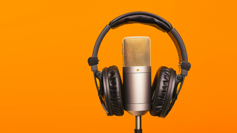 Micro et casque audio sur fond orange, illustrant le podcast “Une minute pour comprendre la gestion de flotte de véhicules” d’Océan