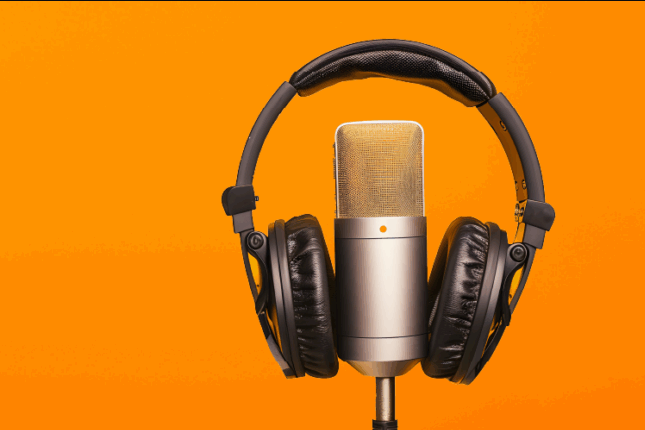 Micro et casque audio sur fond orange, illustrant le podcast “Une minute pour comprendre la loi de roulage” d’Océan.