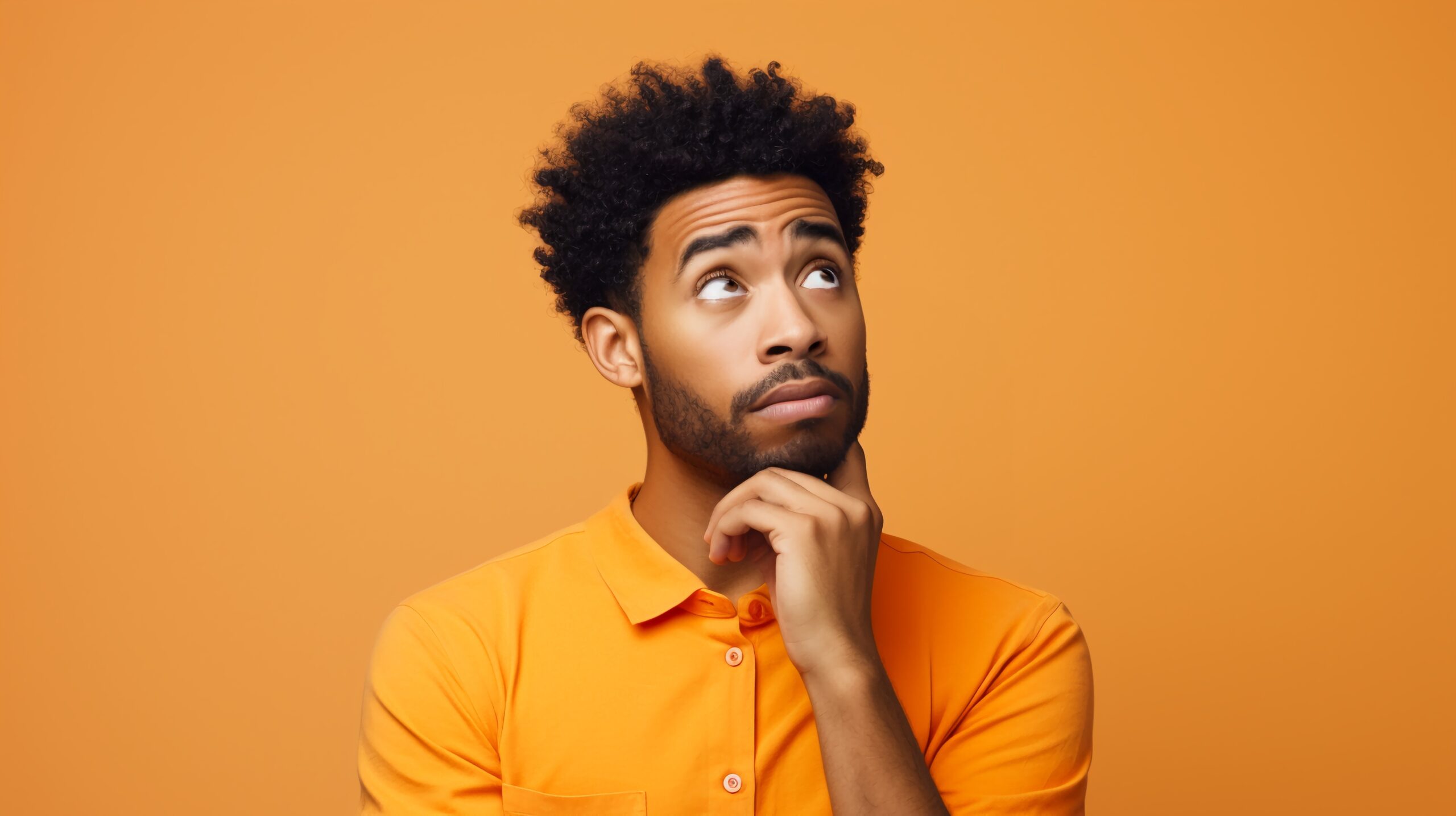 reflexion-decision-gestion-flotte-ocean-orange.webp Homme en pleine réflexion sur fond orange, symbolisant la prise de décision et la stratégie d’entreprise.