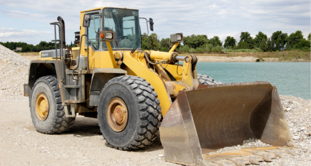 Engin de chantier sur un site de construction, illustrant la solution O-Direct Engins d’Océan pour la gestion des flottes d’engins BTP et poids lourds.