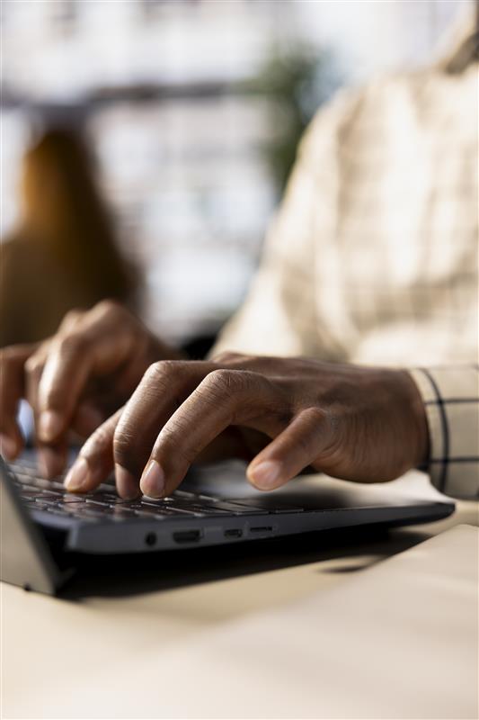 mains de femme tapant sur un clavier d'ordinateur