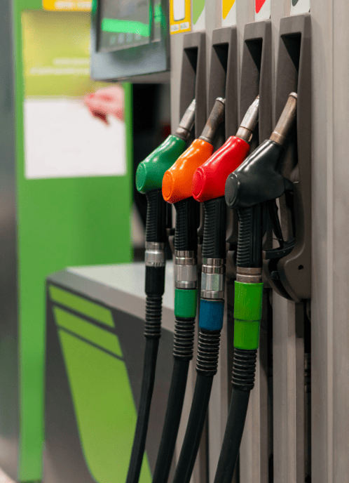 reduction-couts-carburant-flotte.png Pompes à carburant représentant la réduction et l’optimisation des coûts carburant d’une flotte.