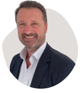 portrait-directeur-relation-client-ocean.png Portrait d’un homme en tenue professionnelle illustrant la présentation du service Relation Client.