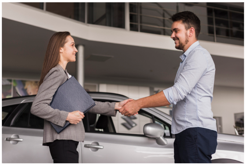Rencontre entre un gestionnaire de flotte et un professionnel de l’automobile pour optimiser le renouvellement d’un parc de véhicules d’entreprise.