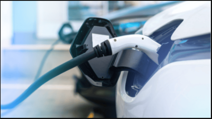 infrastructures-recharge-flotte-electrique-planification-ocean.jpg Véhicule électrique branché à une borne de recharge, illustrant la planification des infrastructures de recharge pour une flotte d’entreprise.