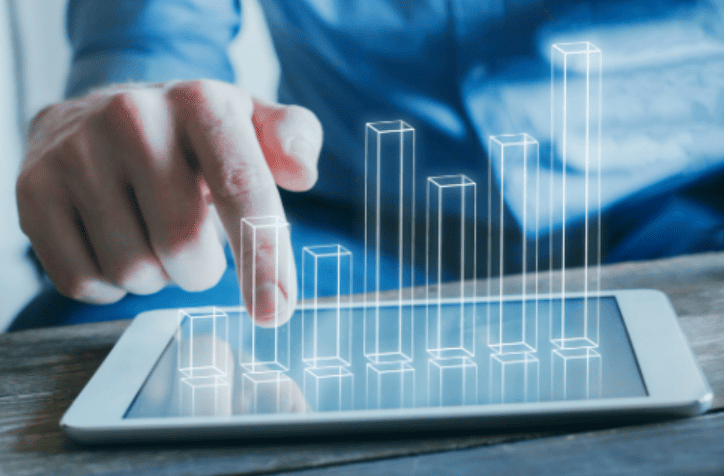 Main d’un professionnel analysant un graphique de performance sur une tablette, illustrant l’audit énergétique d’une flotte de véhicules d’entreprise.