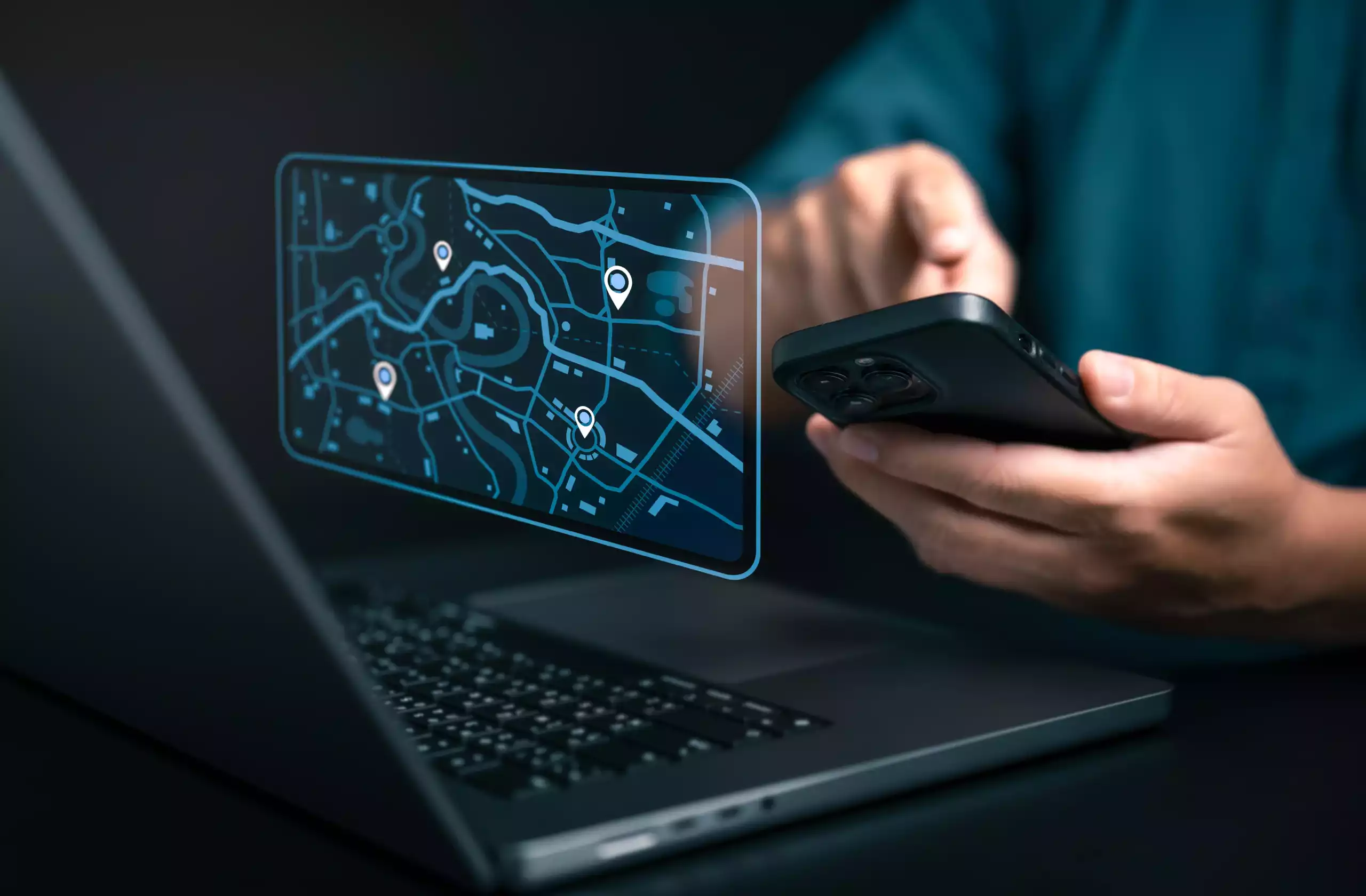 Interface de géolocalisation sur ordinateur et smartphone pour le suivi de flotte de véhicules.