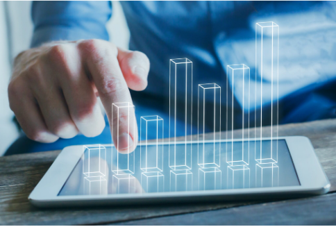 planification-transition-energetique-flotte-entreprise-ocean.png Main d’un professionnel analysant un graphique en croissance sur une tablette numérique, symbolisant la planification de la transition énergétique d’une flotte d’entreprise.