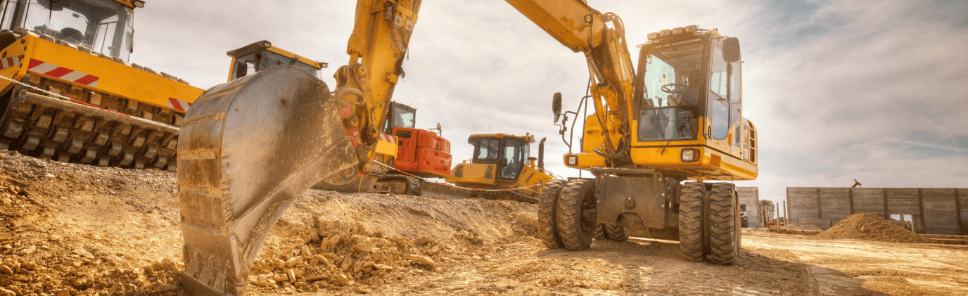 securite-engins-chantier-gestion-flotte.png Engins de chantier sur site illustrant la sécurité et la gestion de flotte BTP.