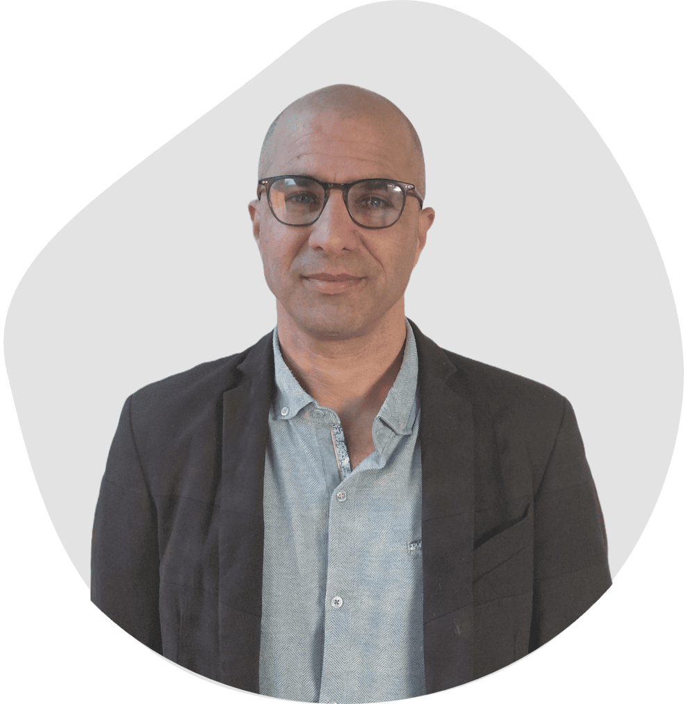 Portrait d’un responsable des projets IA illustrant l’usage de l’intelligence artificielle pour l’écoconduite.