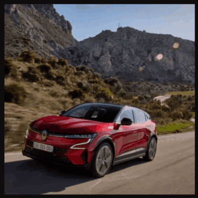 recharge-vehicule-electrique-itinerance-carte-multi-energies-ocean.jpg Véhicule électrique en circulation sur route de montagne, illustrant la recharge en itinérance et la mobilité des conducteurs itinérants.