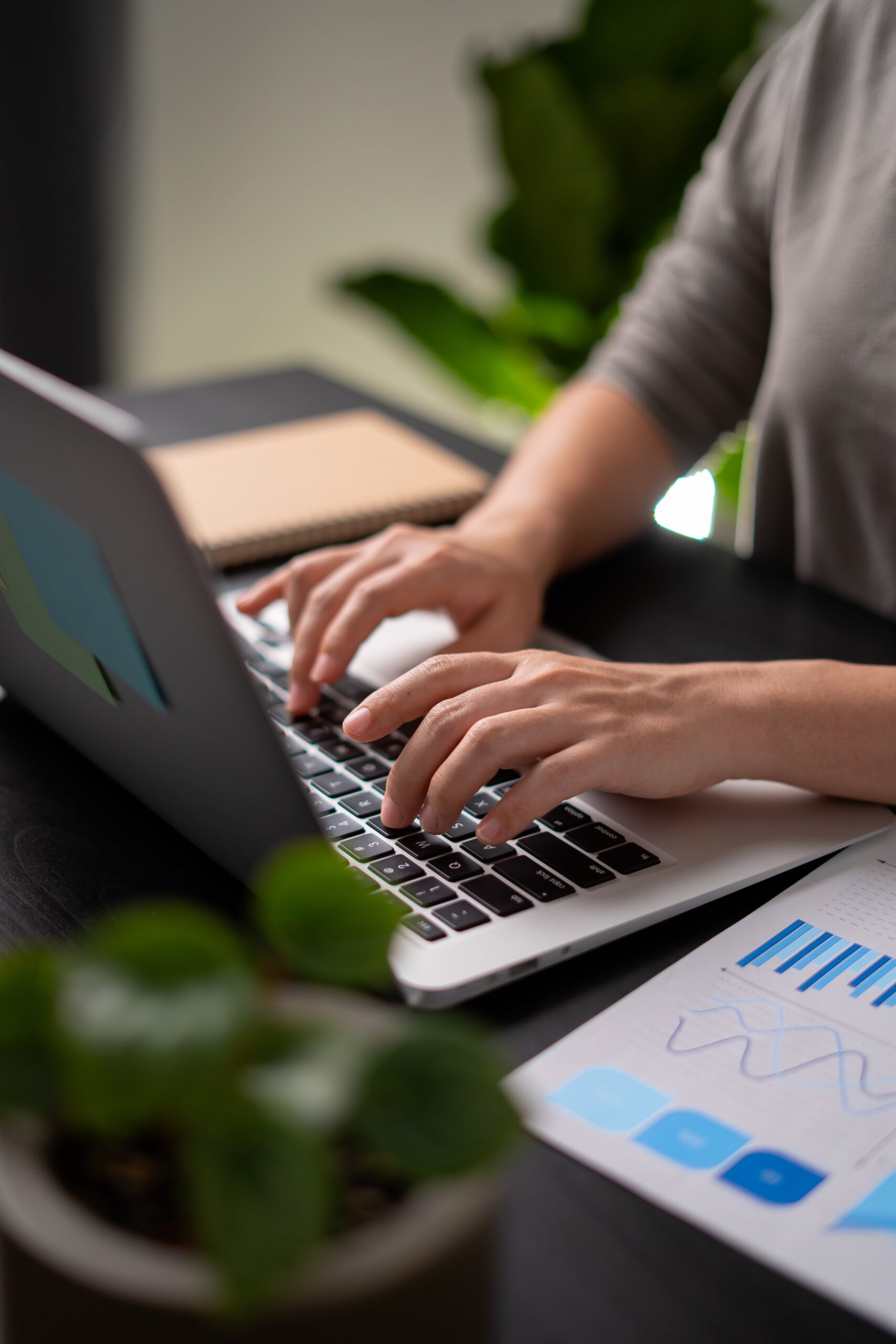 Personne en train de travailler Gestion documentaire sur ordinateur