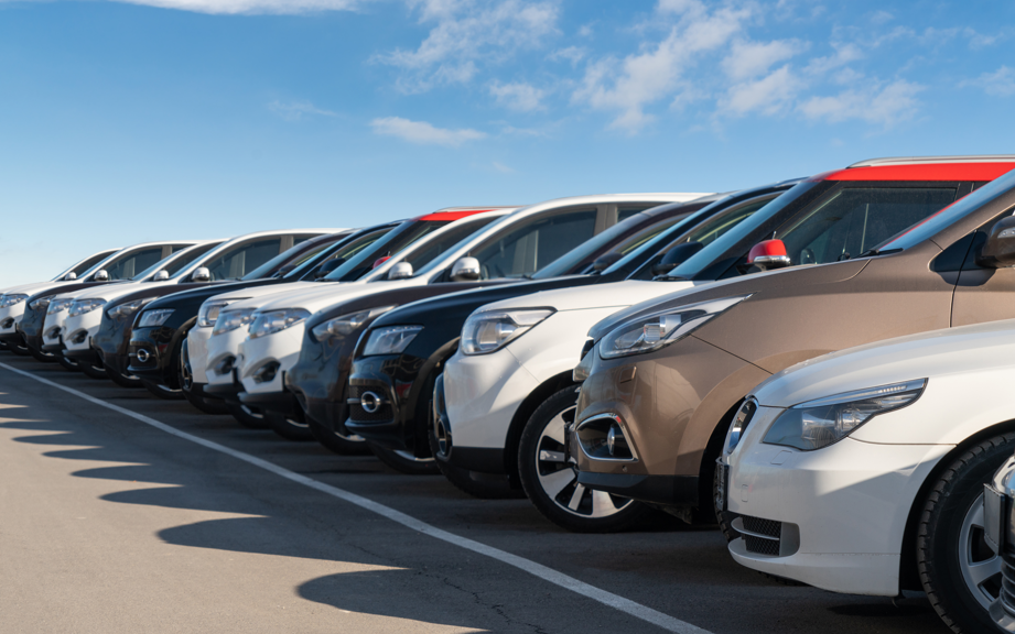 Flotte de véhicules d’entreprise alignés illustrant l’audit du parc automobile avant son électrification.