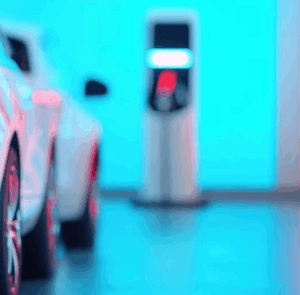 avantages-electrification-flotte-entreprise.webp Voitures électriques alignées devant des bornes de recharge illustrant les bénéfices de l’électrification d’une flotte automobile en entreprise.