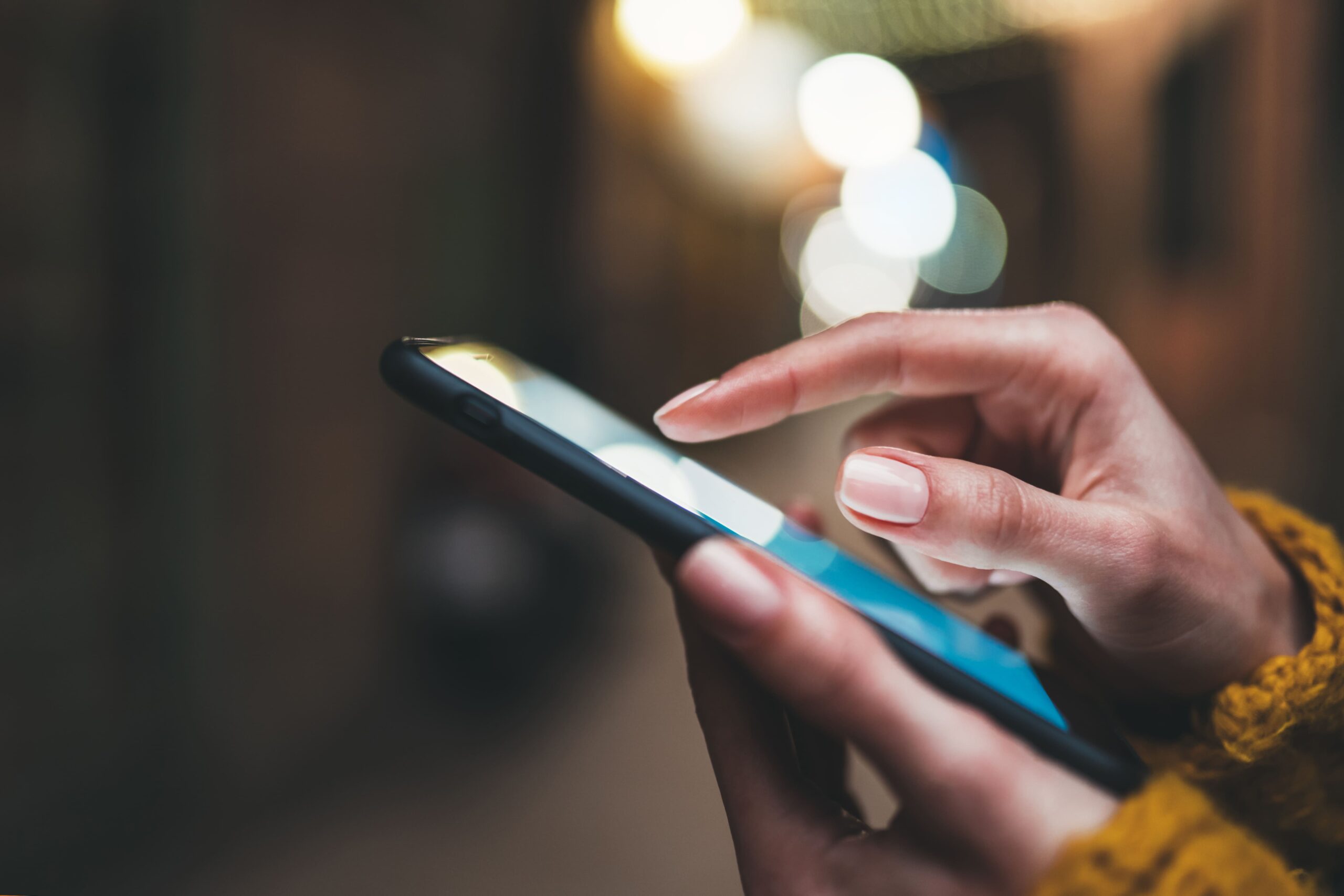Personne lisant une notification sur son téléphone