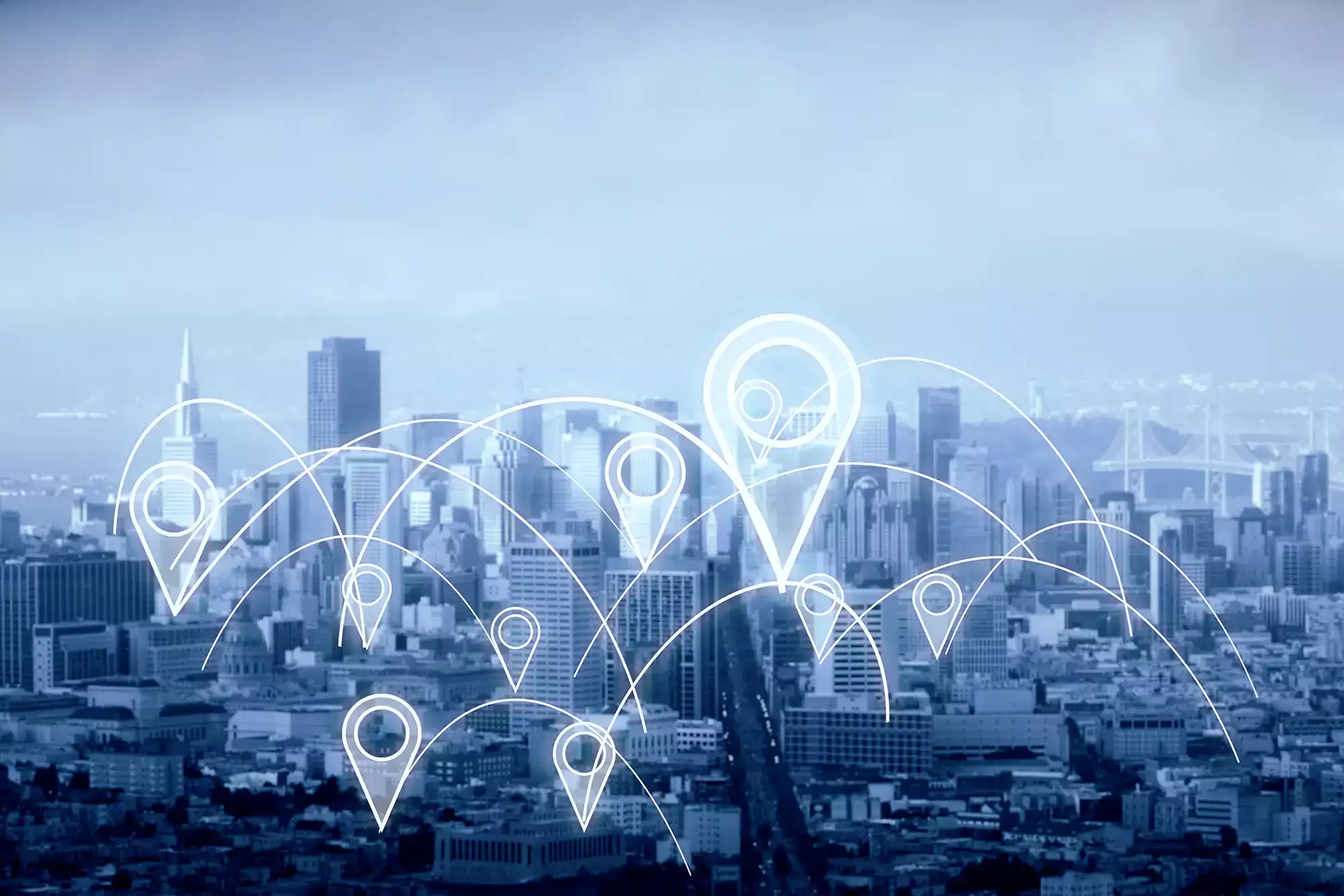 Illustration de la géolocalisation avec des repères connectés sur une ville moderne.