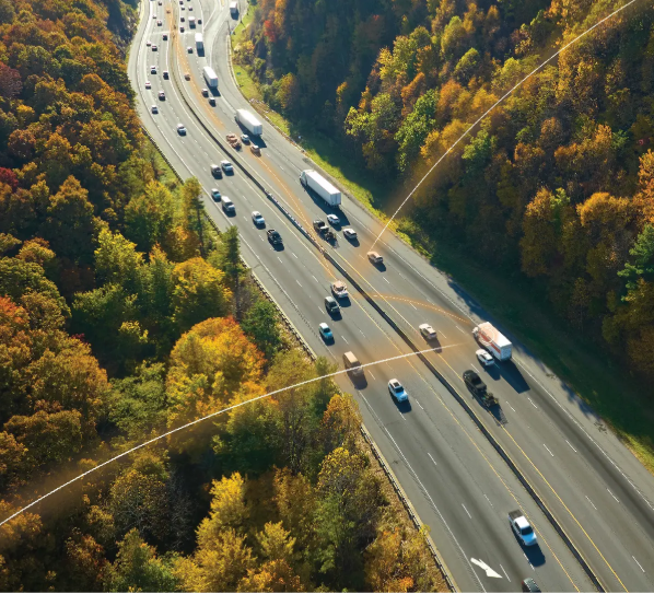 geolocalisation-vehicules-gestion-flotte-ocean.png Vue aérienne d’une autoroute avec des véhicules connectés illustrant la géolocalisation en temps réel des flottes automobiles avec Océan.