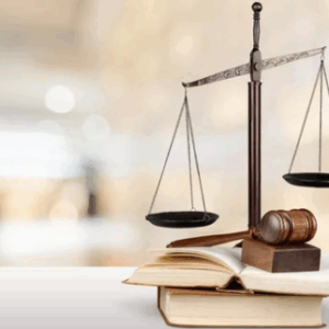 obligations-legales-flottes-entreprises-lom.webp Balance de justice et marteau de juge posés sur des livres, illustrant les obligations légales des flottes automobiles d’entreprise en France selon la loi LOM.