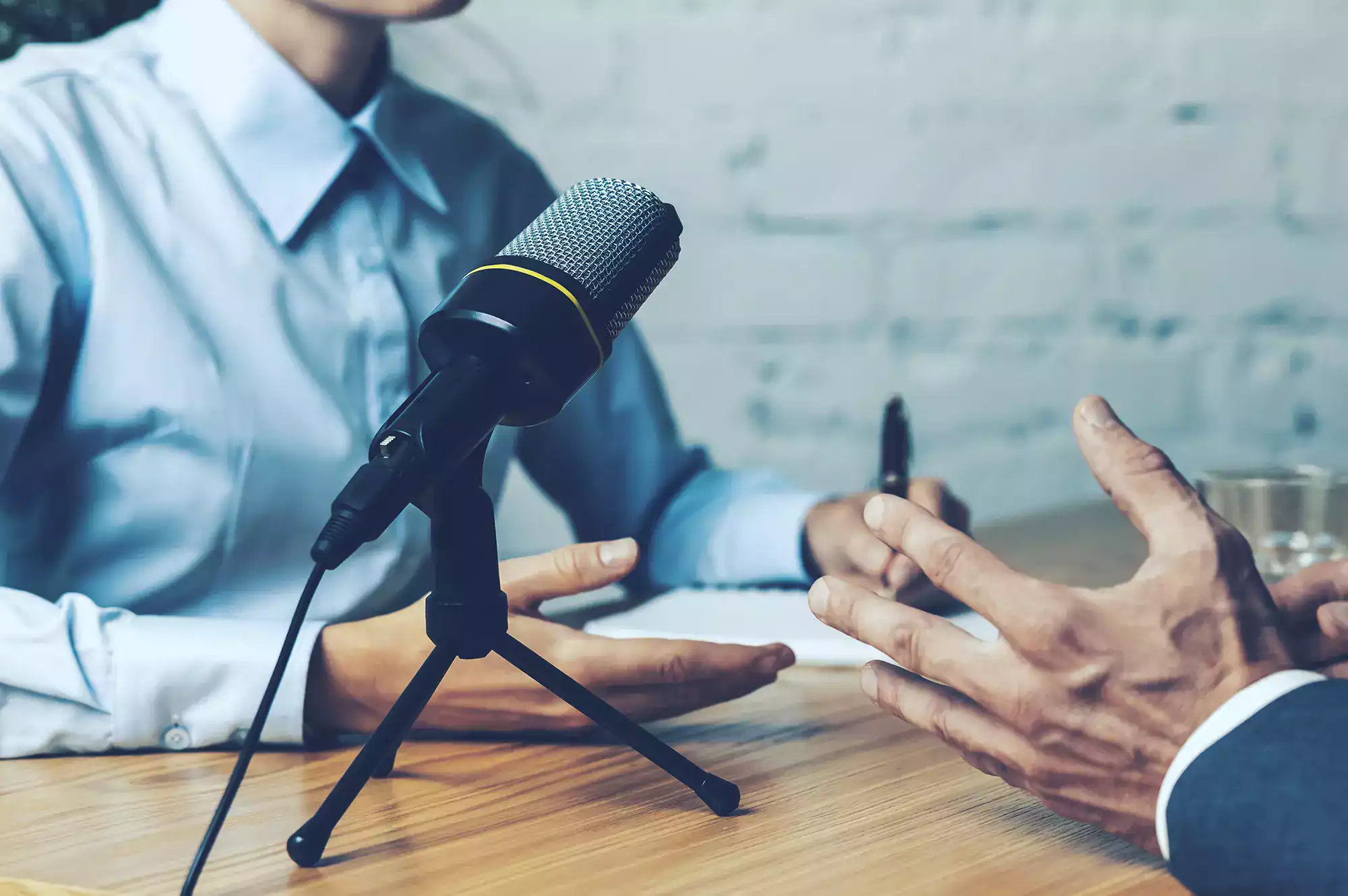 podcast-interview-ocean-orange-business.webp Enregistrement d’un podcast entre deux personnes discutant autour d’un micro, illustrant les interviews Océan.