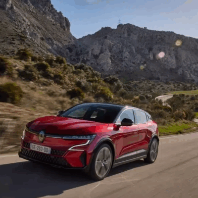 recharge-itinerante-flotte-electrique.webp (2) Voiture électrique roulant sur une route panoramique, illustrant la recharge en itinérance pour les salariés itinérants.