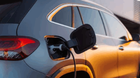 Recharge d’un véhicule électrique sur une borne en entreprise au coucher du soleil.