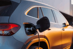 Recharge d’un véhicule électrique sur une borne en entreprise au coucher du soleil.