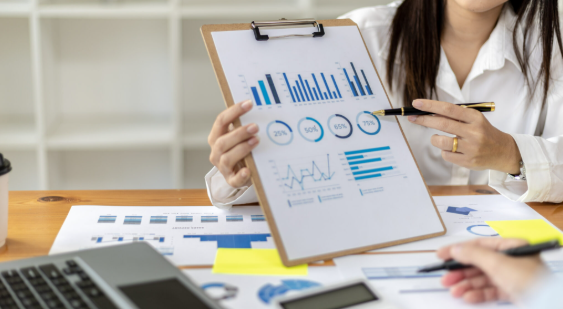 Responsable Stratégie & Pilotage présentant des indicateurs de performance lors d’une réunion de suivi pour la gestion de flotte Océan.