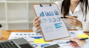 Responsable stratégie présentant des graphiques de performance pour optimiser la gestion de flotte avec la solution Océan.