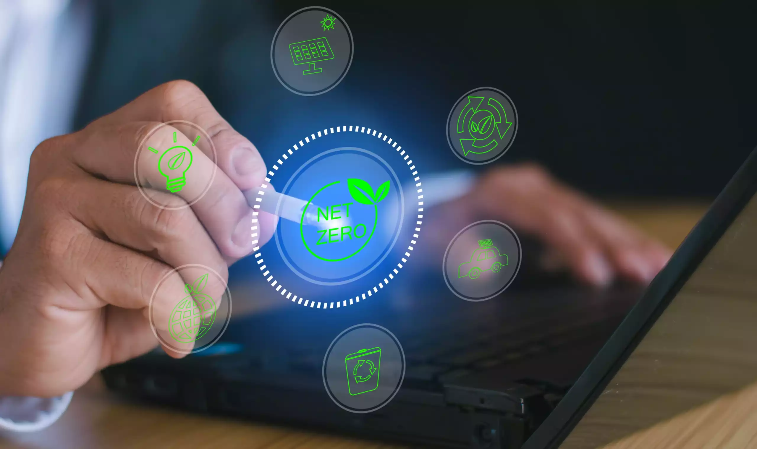 transition-energetique-net-zero-ocean.webp Transition énergétique et objectif Net Zéro illustrés par des icônes écologiques et un professionnel utilisant un ordinateur portable.