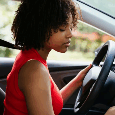 vehicule-partage-tournee-recharge-flotte.webp Conductrice au volant d’un véhicule professionnel partagé, illustrant la recharge et la gestion d’un véhicule utilisé en tournée.
