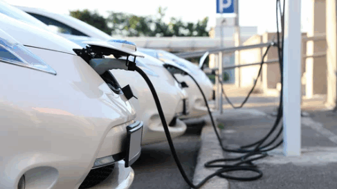 Recharge d’un véhicule électrique sur une borne, illustrant la transition vers une flotte d’entreprise plus verte et durable.