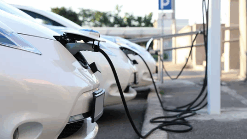 vehicules-electriques-entreprises-transition-energetique-ocean.png Recharge d’un véhicule électrique sur une borne, illustrant la transition vers une flotte d’entreprise plus verte et durable.