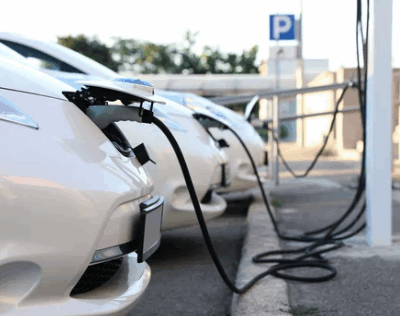 Recharge d’un véhicule électrique sur une borne, illustrant la transition vers une flotte d’entreprise plus verte et durable.