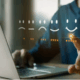 Main sélectionnant une évaluation positive à cinq étoiles sur un ordinateur, symbolisant la satisfaction client et l’usage d’outils numériques.