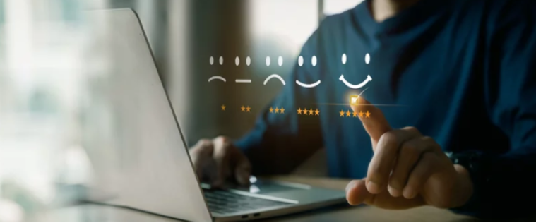 amelioration-satisfaction-client-geolocalisation.png Main sélectionnant une évaluation positive à cinq étoiles sur un ordinateur, symbolisant la satisfaction client et l’usage d’outils numériques.