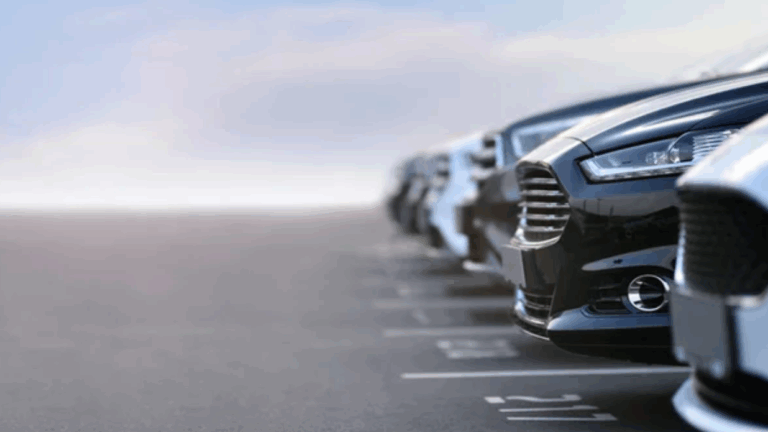 Rangée de véhicules alignés représentant une flotte d’entreprise, utilisée pour illustrer l’optimisation des flottes logotypées.