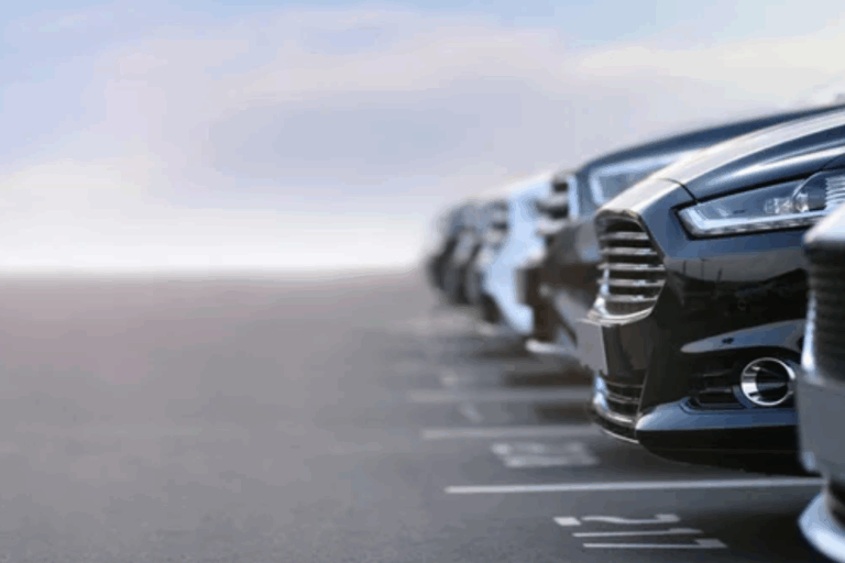 Rangée de véhicules alignés représentant une flotte d’entreprise, utilisée pour illustrer l’optimisation des flottes logotypées.