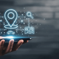 identification-vehicules-logotypes.png Main tenant un smartphone avec des icônes de localisation illustrant l’identification rapide des véhicules logotypés.